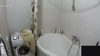 Hidden cam caught sister being naked in the tub showing all of her hot body