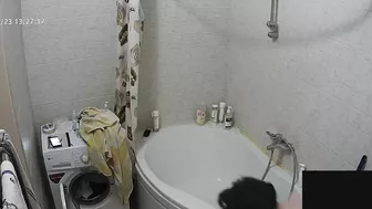 Hidden cam caught sister being naked in the tub showing all of her hot body