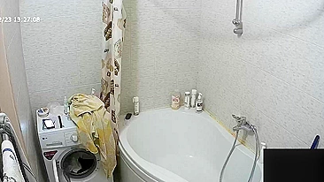 Hidden cam caught sister being naked in the tub showing all of her hot body