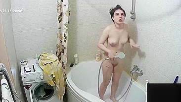 Hidden cam caught sister being naked in the tub showing all of her hot body