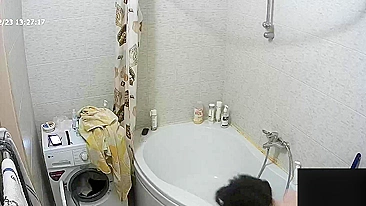 Hidden cam caught sister being naked in the tub showing all of her hot body