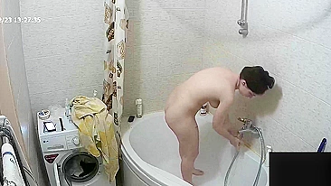 Hidden cam caught sister being naked in the tub showing all of her hot body