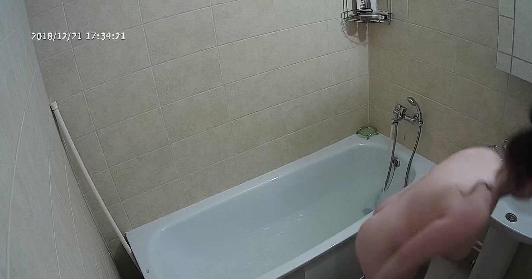 Boys Watching Girls Bathing In Hd - I put a hidden cam in the bathroom and I caught sister using the bathtub |  AREA51.PORN