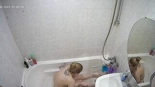 I caught sister making her thick figure clean while in the bath totally naked