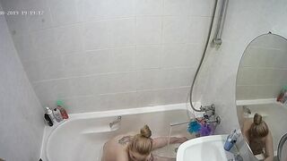 I caught sister making her thick figure clean while in the bath totally naked