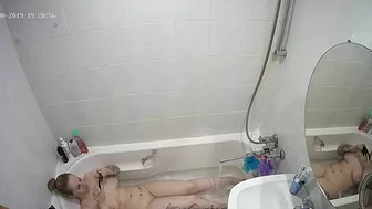 I caught sister making her thick figure clean while in the bath totally naked