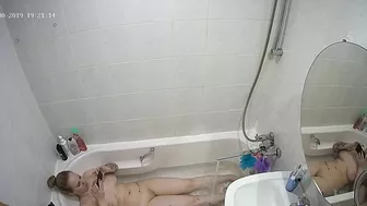 I caught sister making her thick figure clean while in the bath totally naked