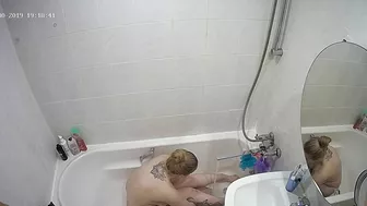 I caught sister making her thick figure clean while in the bath totally naked