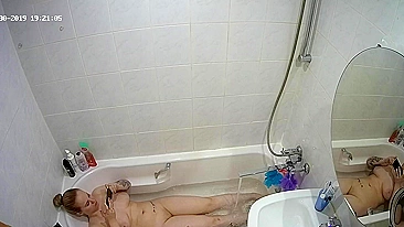 I caught sister making her thick figure clean while in the bath totally naked