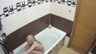 A hidden cam caught sister with natural tits naked while enjoying her bath