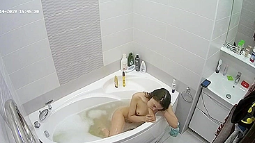 Hidden cam caught sister practicing her deepthroating skills in the bathtub