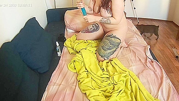Bored brunette with tattoos became a caught sister when she started orgasming