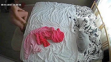 Amateur blonde caught sister is utterly naked in the middle of her new bed