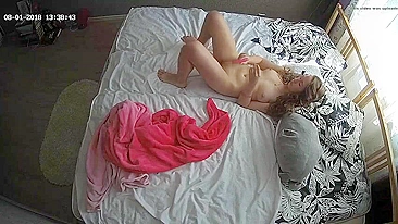 Amateur blonde caught sister is utterly naked in the middle of her new bed