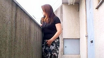 Spying on  japanese MILF neighbor masturbating on balcony