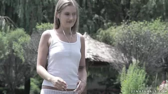 Softcore sex of teen chick and tender man ends with facial