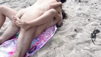 The husband secretly filmed his wife having sex with a stranger on a public beach and caught her unprotected creampie.