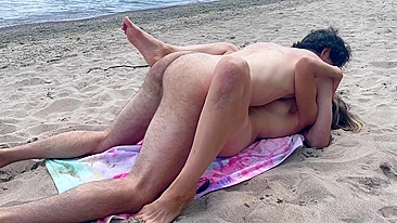 The husband secretly filmed his wife having sex with a stranger on a public beach and caught her unprotected creampie.