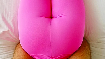 Redhead in pink yoga leggings with a big butt and amazing POV.
