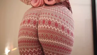 Sexy sister seduces Santa for Xmas fun!