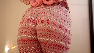 Sexy sister seduces Santa for Xmas fun!