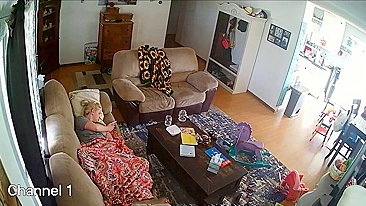 Mommy from the US shows masturbation skills in free online IP cam video