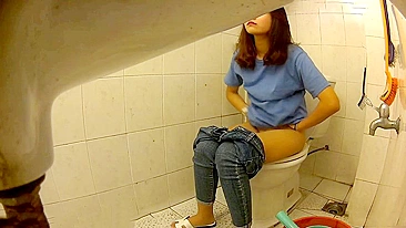 Hot stepfam scene showing a girl Vietnam pissing in the toilet to look hot