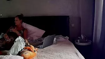 Cam porn video showing a matuer stepmom who wants to masturbate for real