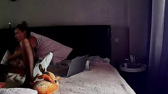 Cam porn video showing a matuer stepmom who wants to masturbate for real