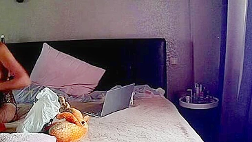 Cam porn video showing a matuer stepmom who wants to masturbate for real