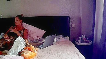 Cam porn video showing a matuer stepmom who wants to masturbate for real