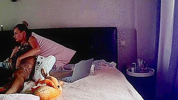 Cam porn video showing a matuer stepmom who wants to masturbate for real