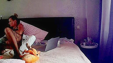 Cam porn video showing a matuer stepmom who wants to masturbate for real