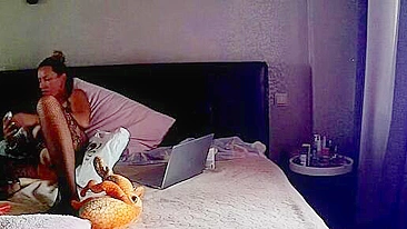 Cam porn video showing a matuer stepmom who wants to masturbate for real