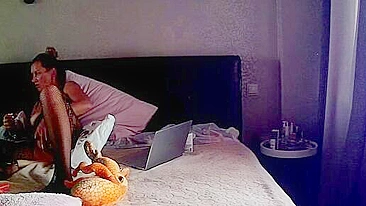 Cam porn video showing a matuer stepmom who wants to masturbate for real