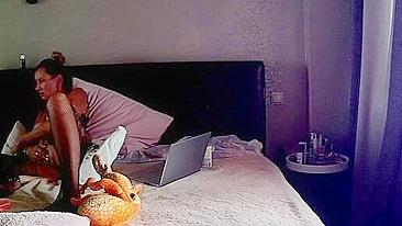 Cam porn video showing a matuer stepmom who wants to masturbate for real