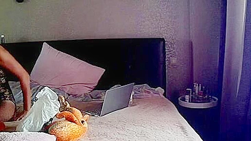 Cam porn video showing a matuer stepmom who wants to masturbate for real