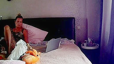 Cam porn video showing a matuer stepmom who wants to masturbate for real