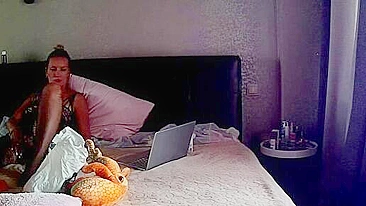 Cam porn video showing a matuer stepmom who wants to masturbate for real