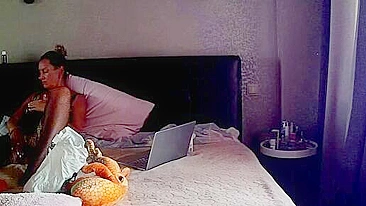 Cam porn video showing a matuer stepmom who wants to masturbate for real