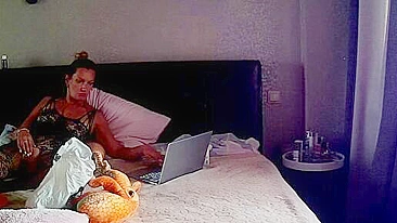 Cam porn video showing a matuer stepmom who wants to masturbate for real