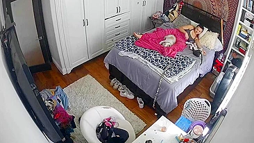 Brunette from the UK masturbates in free online spycam porn with orgasms