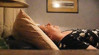 Mature Mom Hidden Cam Orgasm from Cunnilingus