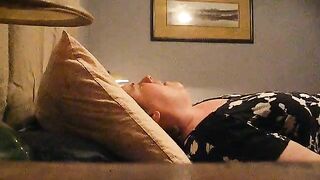 Mature Mom Hidden Cam Orgasm from Cunnilingus