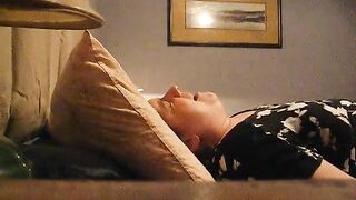 Mature Mom Hidden Cam Orgasm from Cunnilingus