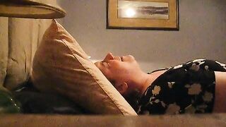 Mature Mom Hidden Cam Orgasm from Cunnilingus