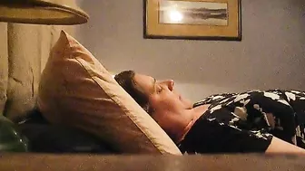 Mature Mom Hidden Cam Orgasm from Cunnilingus