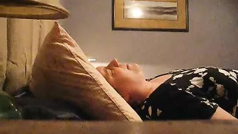 Mature Mom Hidden Cam Orgasm from Cunnilingus