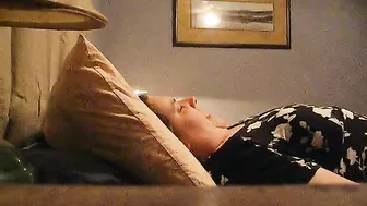 Mature Mom Hidden Cam Orgasm from Cunnilingus