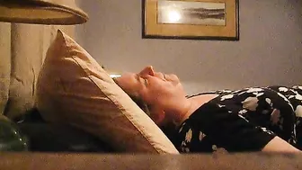 Mature Mom Hidden Cam Orgasm from Cunnilingus